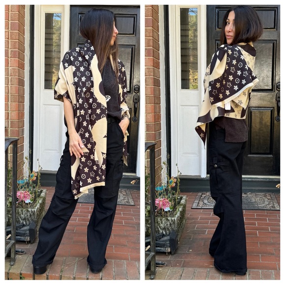 Fabulous chic Reversible Scarf Shawl POSH LIVE LISTING - Picture 2 of 5